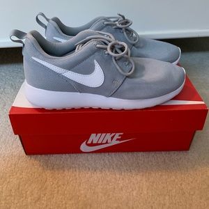 NIKE GRAY ROSHE ONE (BRAND NEW WITH BOX)